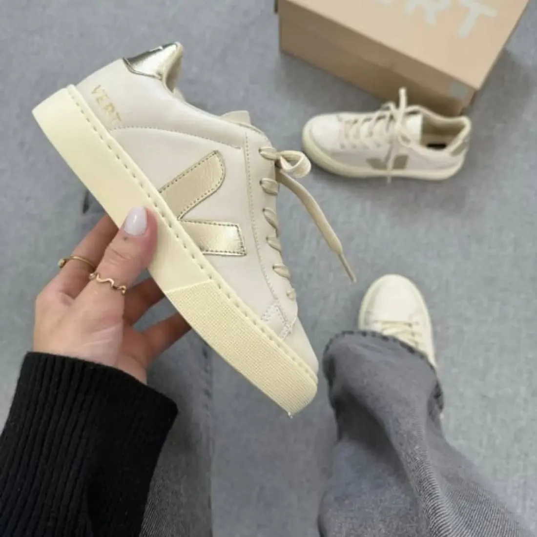 Tênis Vert off-white e dourado
